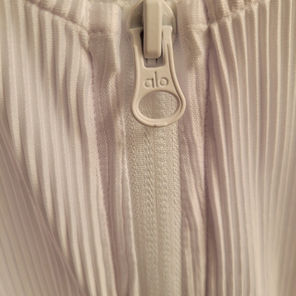 ALO Micro Plisse Jacket White - Picture 4 of 8